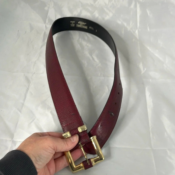VINTAGE 90’s Simon Chang Reptile Embossed Belt Burgundy Gold Buckle Leather M - Picture 3 of 10